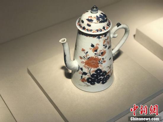 清代青花矾红描金瓷咖啡壶。（岳依桐 摄）